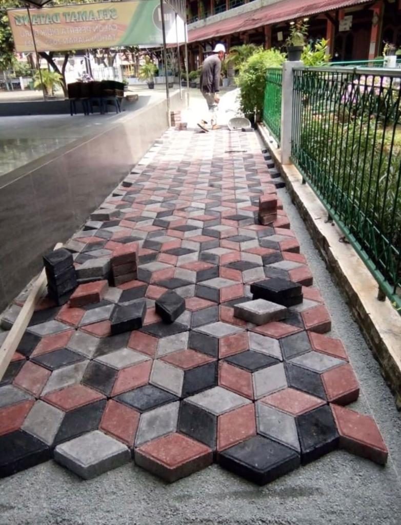 Paving 3D hexagonal berwarna terpasang