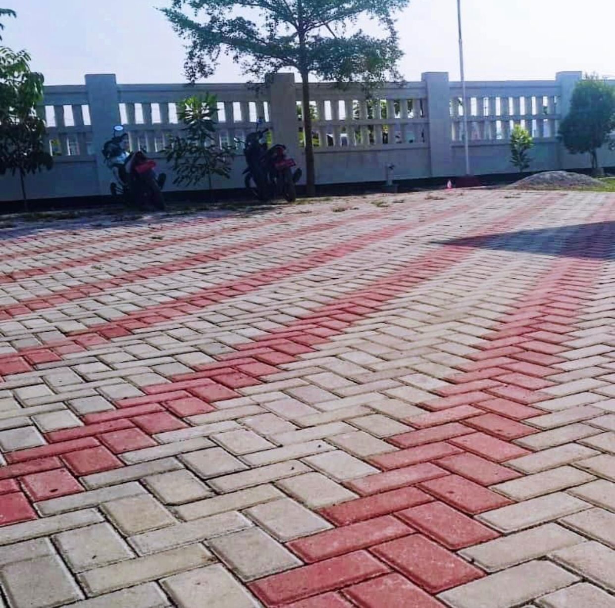 Area komersial luas dengan paving merah dan abu