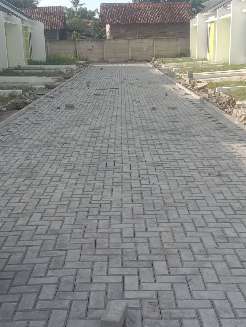 Jalan cluster perumahan yang sudah terpasang paving