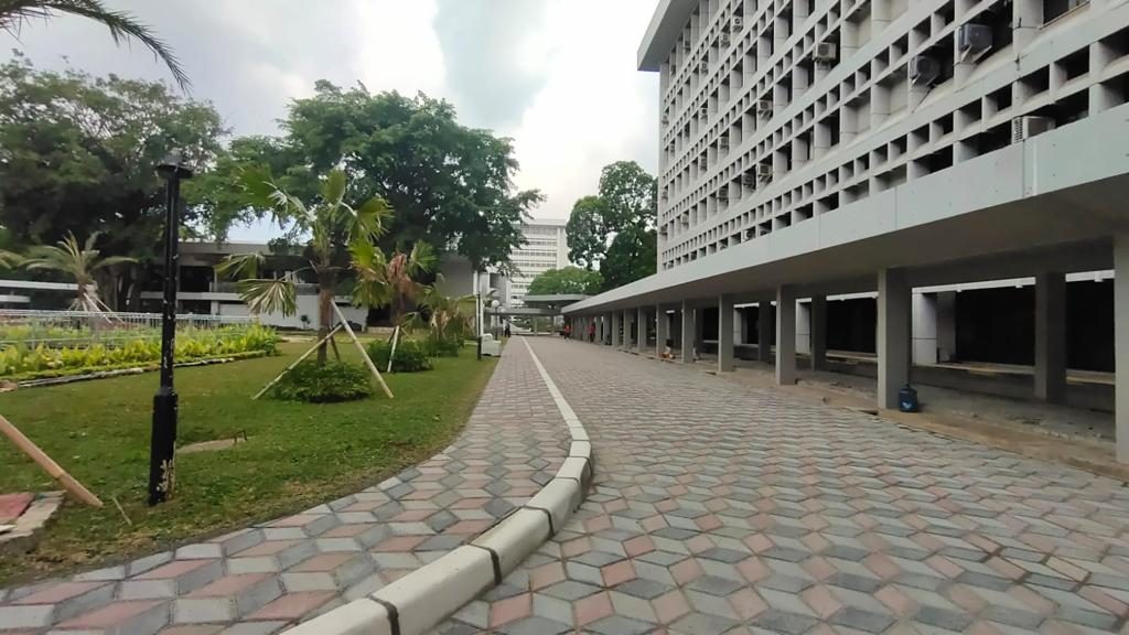 Driveway institusional kampus dengan paving premium